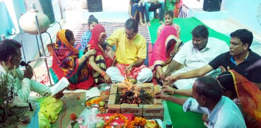 बीकानेर में शनि जयंती पर शीतलागेट स्थित मंदिर में आयोजित हवन में आहुति देते श्रद्धालु।