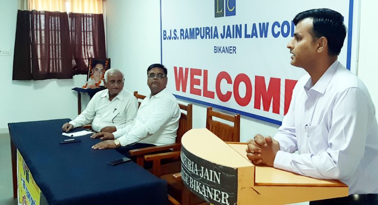 Dr. Vitthal Bissa addressing seminar at Rampuriya Jain Law College Bikaner