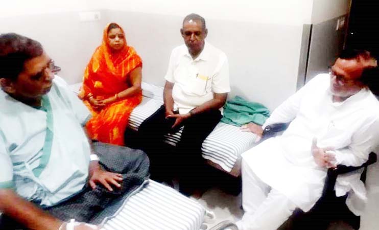 अस्‍पताल में भर्ती किशन कुमार आजाद की कुशलक्षेम पूछते डॉ. बी. डी. कल्‍ला 