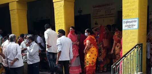 बीकानेर में अणचाबाई डिस्‍पेंसरी में वैक्‍सीनेशन के दौरान सोशल डिस्‍टेंसिंग के नियम हो रहे दरकिनार।