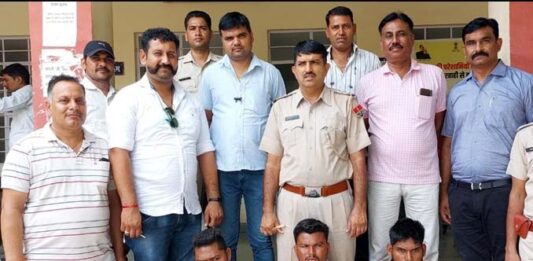 Bikaner Police Team ; Bikaner: Fake mobiles were being sold on the pretext, police arrested three people