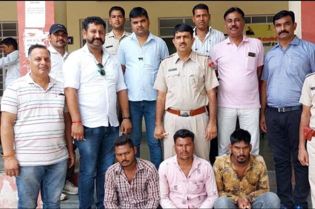 Bikaner Police Team ; Bikaner: Fake mobiles were being sold on the pretext, police arrested three people