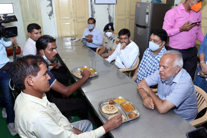 बीकानेर में इंदिरा रसोई पहुंचे मुख्य सचिव निरंजन आर्य, भोजन चखकर जानी गुणवत्ता