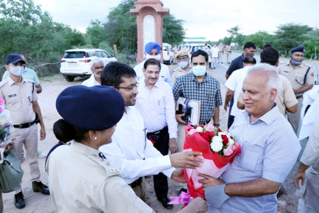 मुख्य सचिव निरंजन आर्य के बीकानेर आगमन पर उनकी अगवानी करते कलक्‍टर नमित मेहता, एसपी प्रीति चंद्रा।