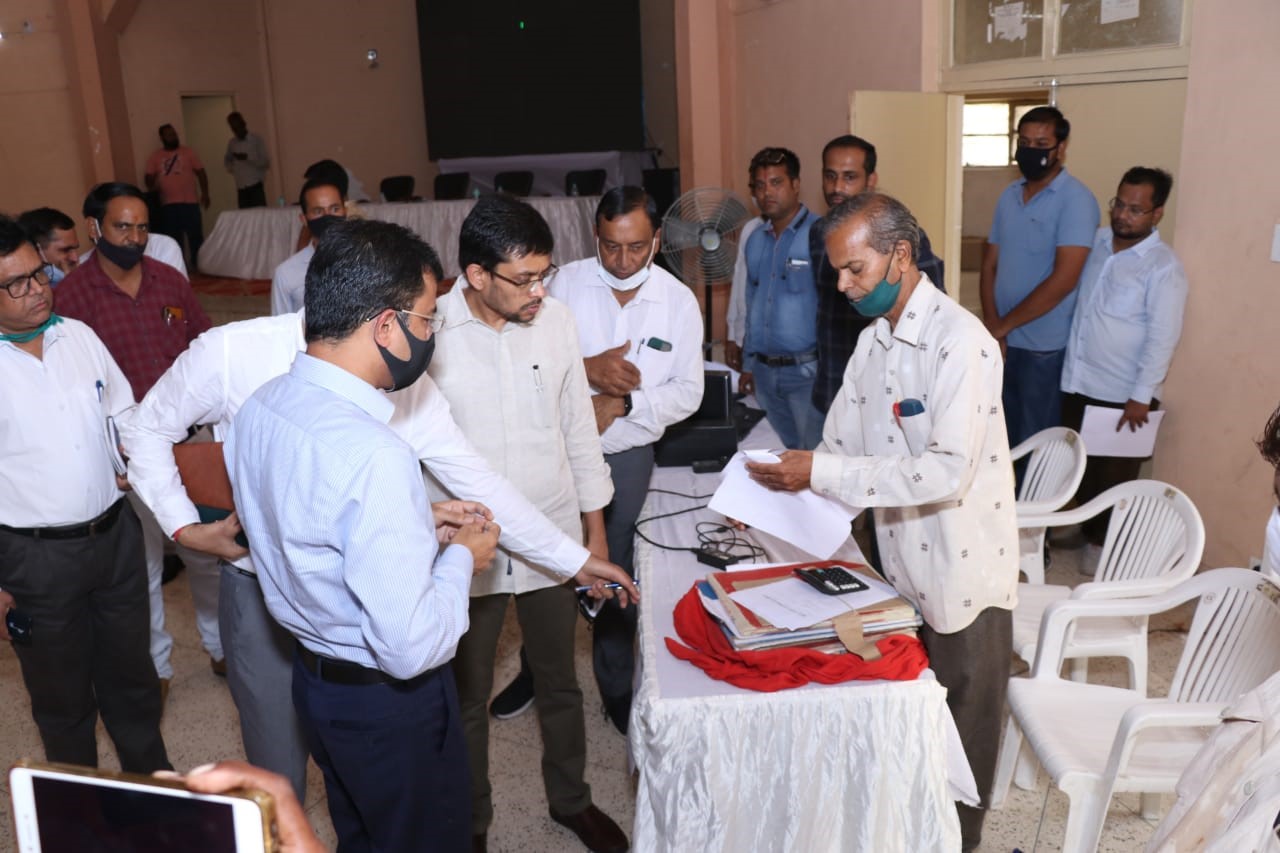 Administration with cities in Bikaner: Secretary in charge distributed leases, District Collector was present...