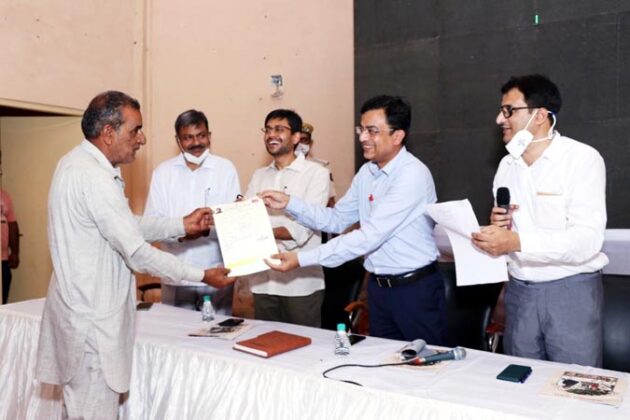 Administration with cities in Bikaner: Secretary in charge distributed leases, District Collector was present...