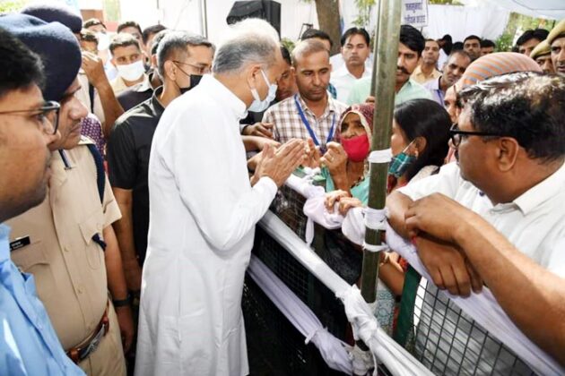 Ashok Gehlot Chief Minister listened to the problems of the common man, gave guidelines to the officers for speedy disposal In Bikaner