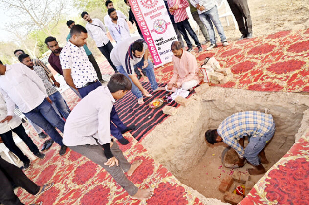 Construction of multi-storey bird house started in the memory of Vijaychand Daga, with the inspiration of Rotract Club, the Divisional Commissioner...