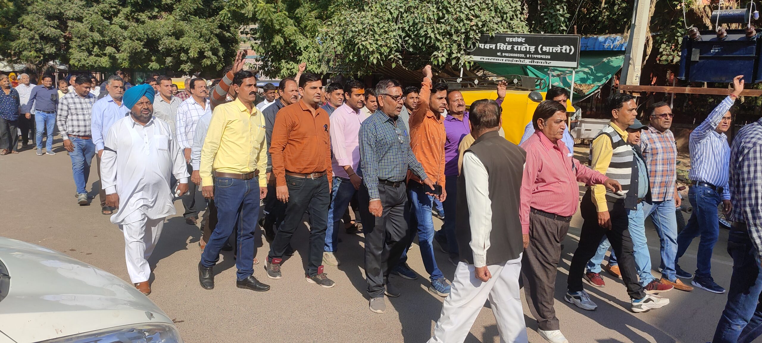 बीकानेर कलक्‍ट्रेट परिसर में मंत्री रमेश मीणा के खिलाफ विरोध प्रदर्शन करते यूआईटी कर्मचारी