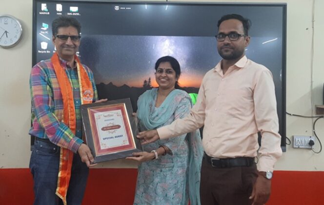 Motivational session of former IAS Manoj Sharma organized in Synthesis