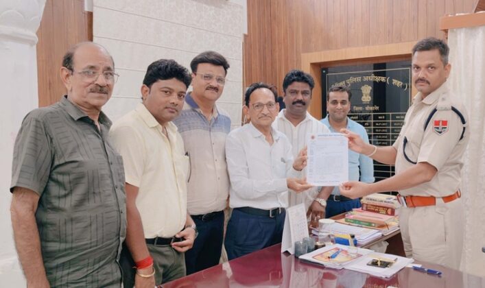 Saurabh Tiwari ASP-Vinod Bafna, District President of International Vaishya Mahasammelan