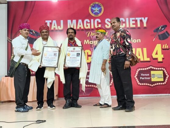Bikaner-based engineer and magician Manoj Kaushik receives the ‘Taj Jadu Shree 2026’ honor.
