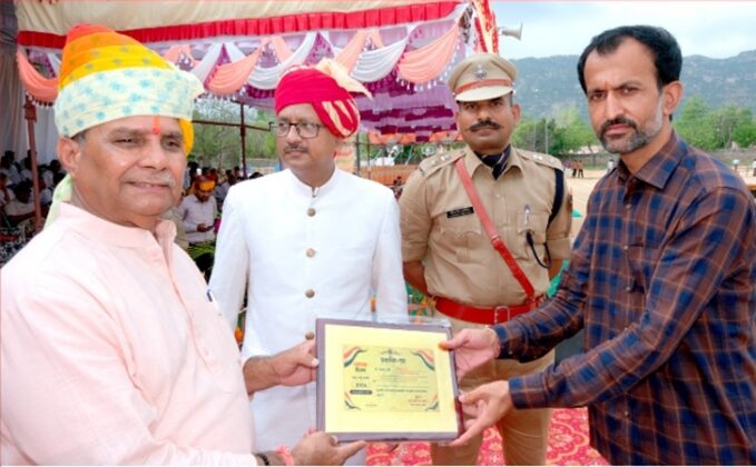 Manish Pareek from Bikaner honored in Jalore for outstanding work.